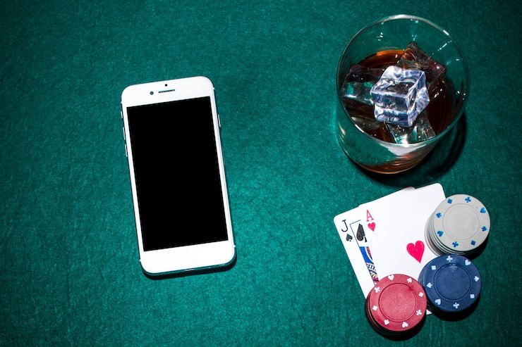 Pengguna mobile memeriksa detail bank